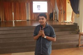 പത്താം ക്ലാസിലെ എഡ്‌വിൻ പൗലോ സെമിനാർ നടത്തുന്നു