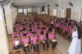 സി.ധന്യയുടെ ക്ലാസ്സിൽ ശ്രദ്ധിക്കുന്ന കുട്ടികൾ