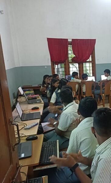 പ്രമാണം:29034 HITECH COMPUTER LAB .jpg