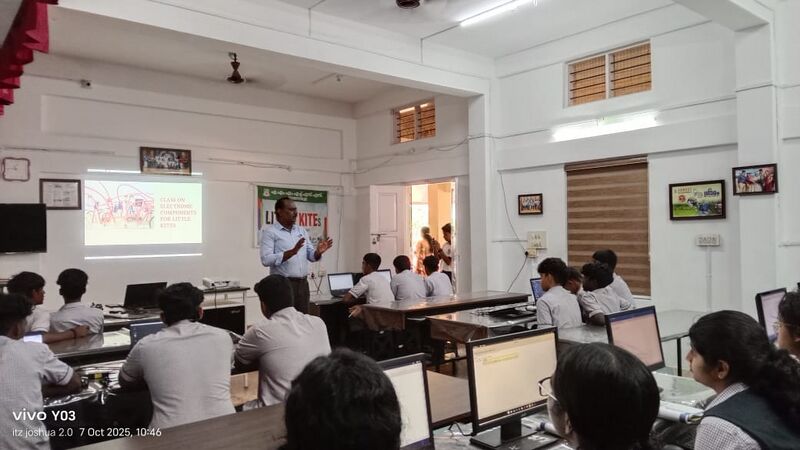 പ്രമാണം:37001-LK-Electronics Class.jpg