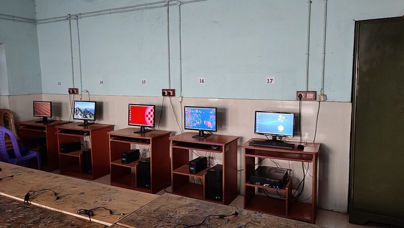 പ്രമാണം:14001-computre lab.jpg