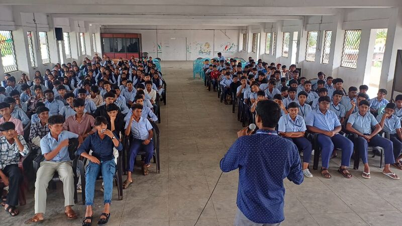 പ്രമാണം:21060-khs june3 lahari class2.jpeg