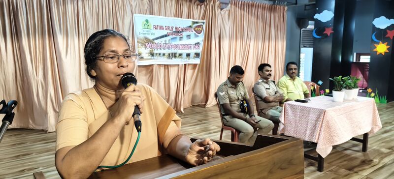 പ്രമാണം:26015 paristhidhidhinam hm.jpg