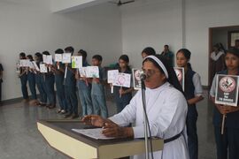 ഹെഡ്മിസ്ട്രസ്സ് സി മെറിൻ സി എം സി ലഹരി വിരുദ്ധ പ്രതിജ്ഞ ചൊല്ലിക്കൊടുക്കുന്നു