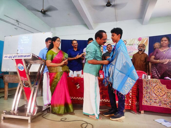 സംസ്ഥാനതല ശാസ്ത്രമേളയിൽ വെബ് പേജ് ഡിസൈനിങ് നു ഒന്നാം സ്ഥാനം നേടിയ എട്ടാം ക്ലാസ്സ് വിദ്യാർത്ഥി അൻസിൽ ആർ നു വേദിയിൽ സ്നേഹാദരം