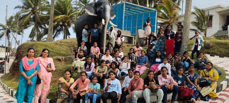 പ്രമാണം:42042 UP FIELD TRIP00.jpg