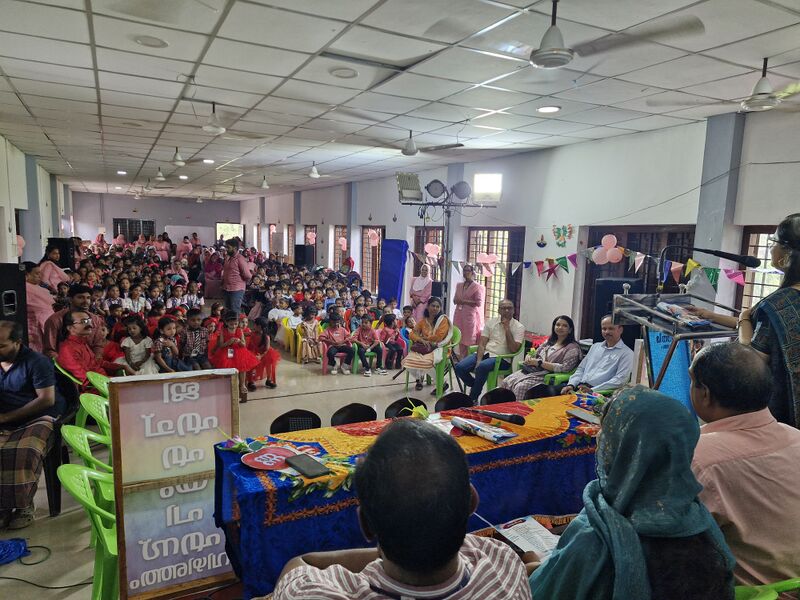 പ്രമാണം:44223 2. varna guestes.jpg