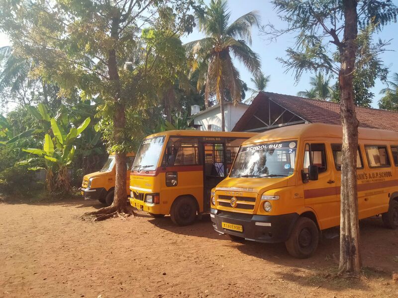 പ്രമാണം:12354 School Bus Images.jpg