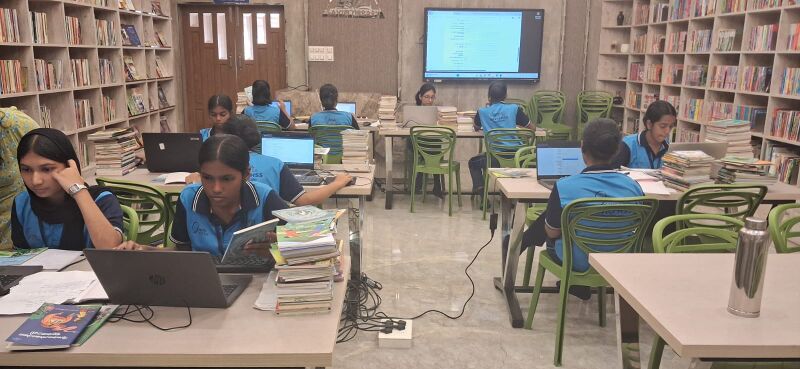 പ്രമാണം:17052 ലൈബ്രറി.jpeg.jpg