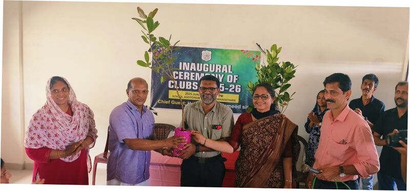 പ്രമാണം:19051 clubs 1.jpg