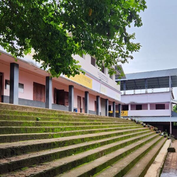 പ്രമാണം:20018 schoolphoto.jpeg