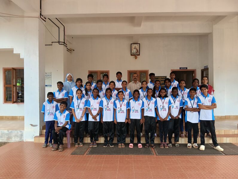 പ്രമാണം:33026 Little kites.jpg