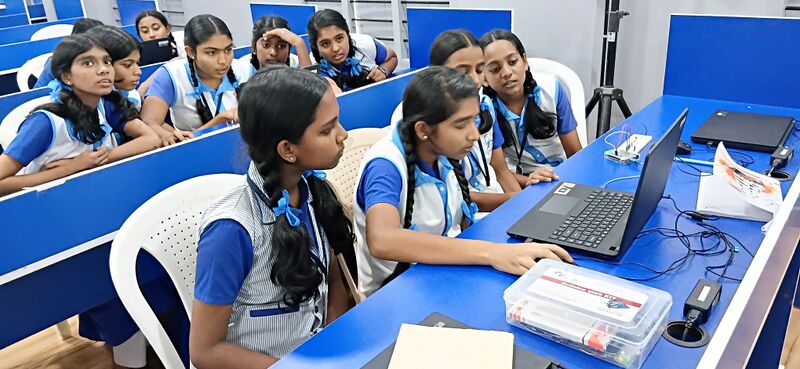 പ്രമാണം:35052 robotics25 3.jpg