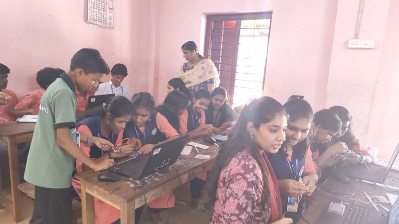 പ്രമാണം:38004 lk robotic class.jpeg