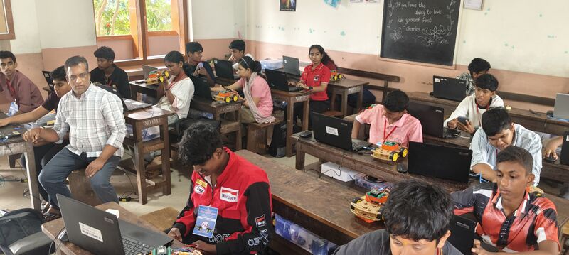 പ്രമാണം:400000 LK dist camp robotics.jpg