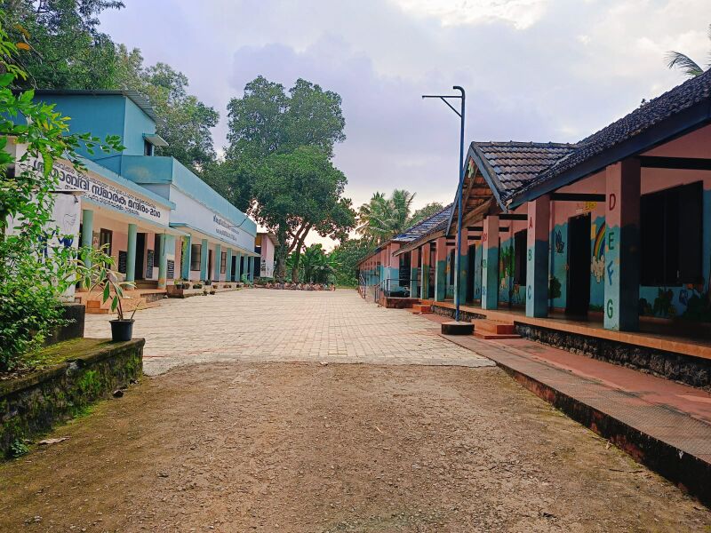 പ്രമാണം:42540 Schoolphoto.jpg