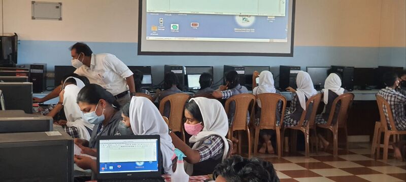 പ്രമാണം:15051 LK training.jpg