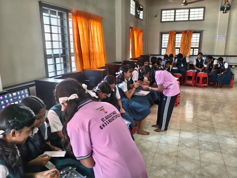 പ്രമാണം:28002-robo class1.jpg