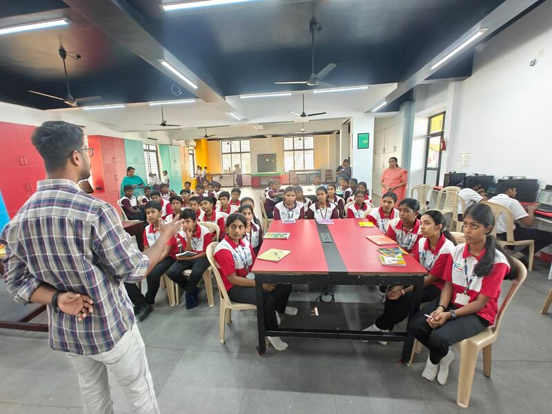 പ്രമാണം:43031 1Field visit.jpg