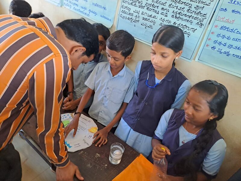 പ്രമാണം:11045 sciencefair.jpg