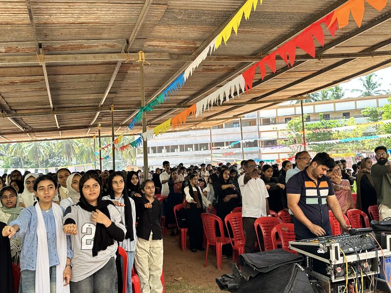പ്രമാണം:11047 pledge students.jpg