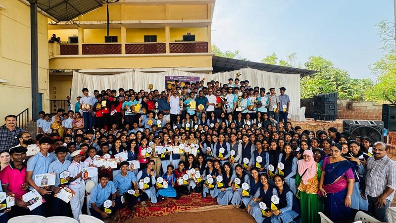 പ്രമാണം:11053 അനുമോദനം .jpg