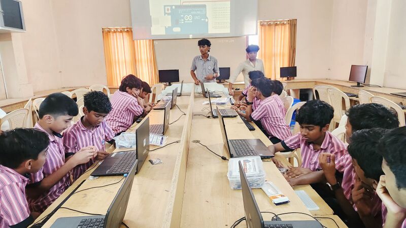 പ്രമാണം:18098 Robotics training.jpg