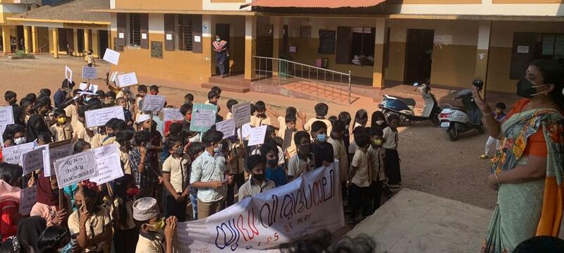 പ്രമാണം:19855 against war.jpeg