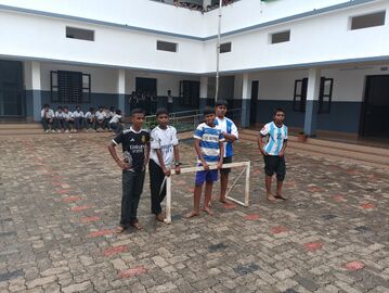 കുട്ടികൾ പരിപാടിക്ക് തയ്യാറെടുക്കുന്നു