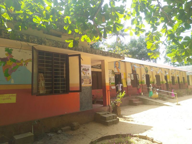 പ്രമാണം:34310-school.jpg