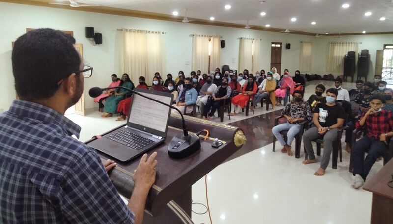 പ്രമാണം:47089 economics.jpeg