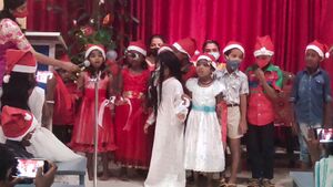 38524 students singing X' mas song.jpeg