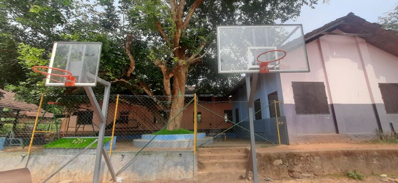 പ്രമാണം:48454-hitch-basket ball cort.jpg