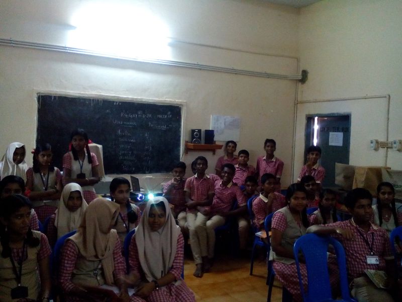 പ്രമാണം:Kite students.jpg