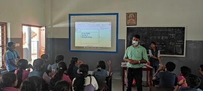 കൈറ്റ് മാസ്റ്റർ ബിബീഷ് ജോൺ ക്ലാസെടുക്കുന്നു