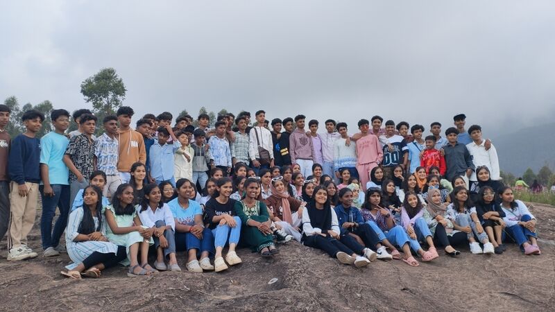 പ്രമാണം:12070 tour.jpg