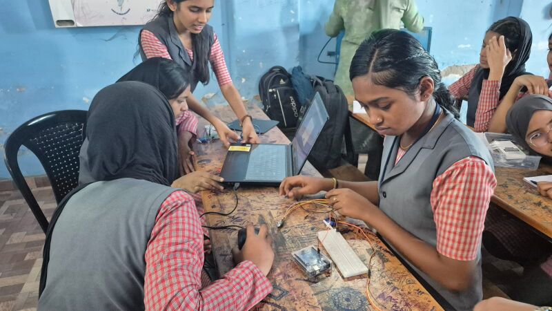 പ്രമാണം:21012-robotic workshop 2.jpeg