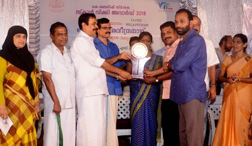 സ്കൂൾവിക്കി പുരസ്കാരം - വിദ്യാഭ്യാസ മന്ത്രിയിൽനിന്ന് ഏറ്റുവാങ്ങുന്നു.