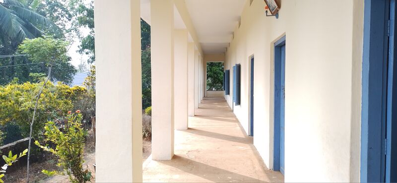 പ്രമാണം:31539 school-veranda.jpg