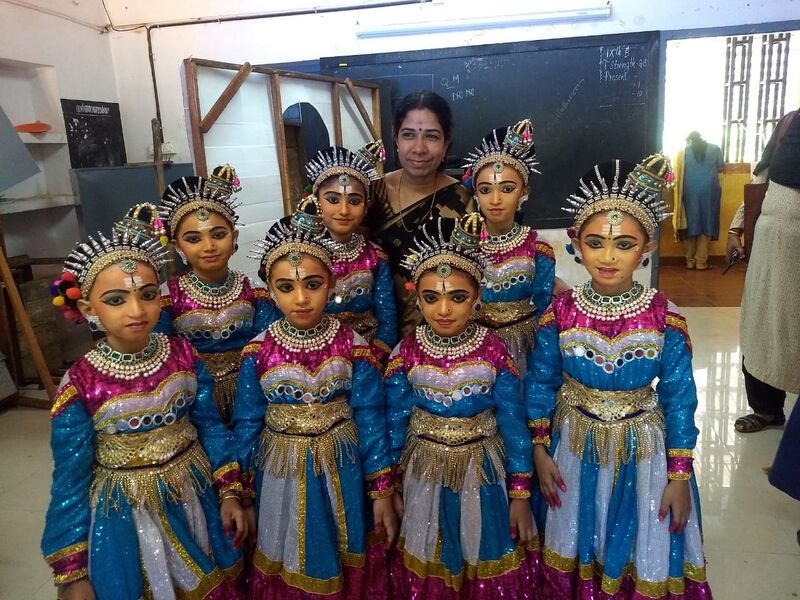 പ്രമാണം:Group dance .jpg