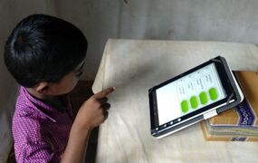 ഇ.വി.എമ്മിൽ വോട്ട് ചെയ്യുവാൻ വോട്ടർ ഒരുങ്ങുന്നു.