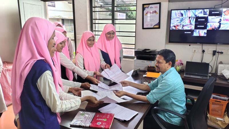 പ്രമാണം:19009-SCHOOL ELECTION NOMINATION RECIEVING.jpg