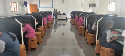 അഭിരുചി പരീക്ഷ എഴുതുന്ന കുട്ടികൾ