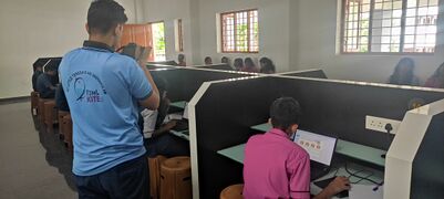 ലിറ്റിൽ കൈറ്റ് അംഗമായ അൽഫോൻസ് പരീക്ഷ ഡോക്യുമെന്റ് ചെയ്യുന്നു