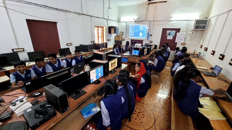 പ്രമാണം:30068-hitech-computer lab.jpg