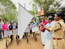 ലഹരി വിരുദ്ധ സൈക്കിൾ റാലി ഫ്ലാഗ് ഓഫ് ചെയ്യുന്നു