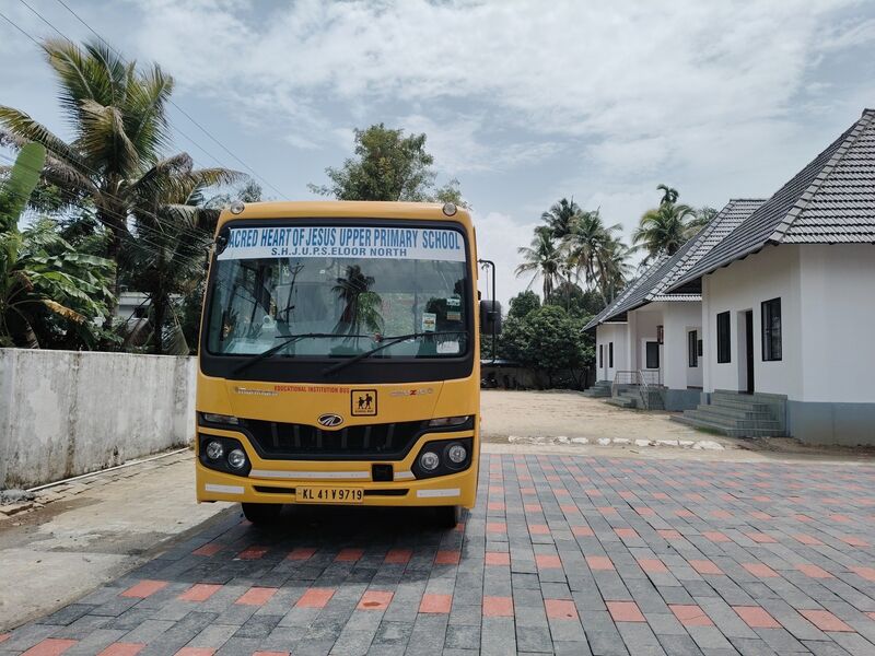 പ്രമാണം:25258 newSchoolBus.jpg