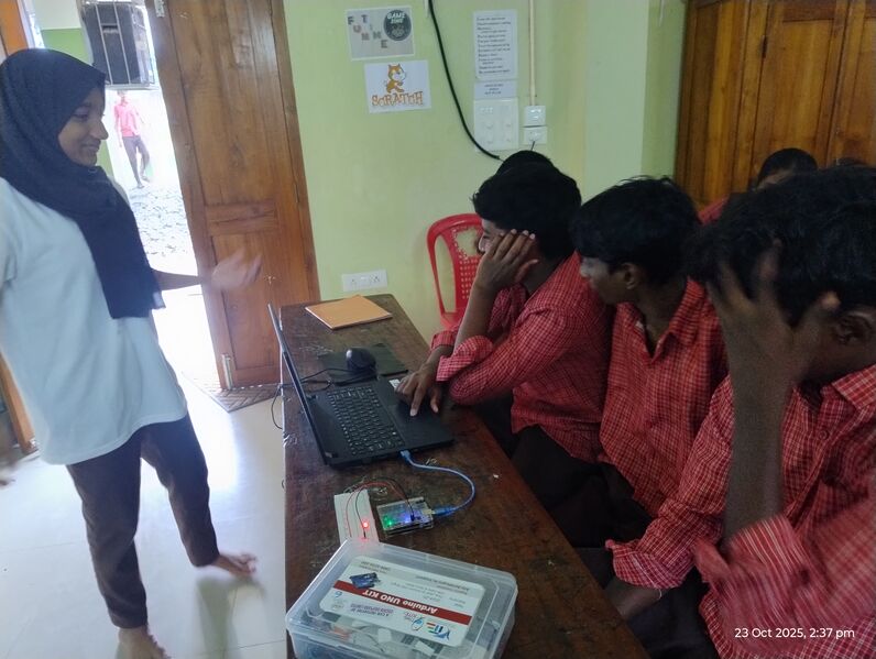 പ്രമാണം:36015 10th robotics3.jpg