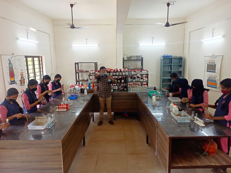 പ്രമാണം:13061കെമിസ്ട്രി ലബോറട്ടറി.jpeg