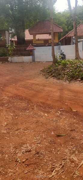 പ്രമാണം:13364-near the temple6.jpeg